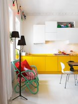 Простая белая краска прекрасно контрастирует с желтой кухонной мебелью